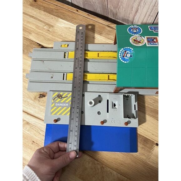 Britt Allcroft TOMY 1999 train station Not Working - Picture 9 of 10